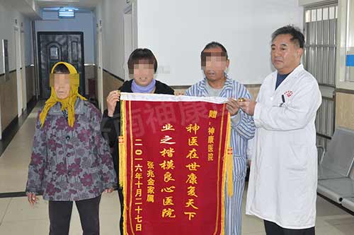 救助酒精依赖导致精神障碍的“破坏王”张兆金