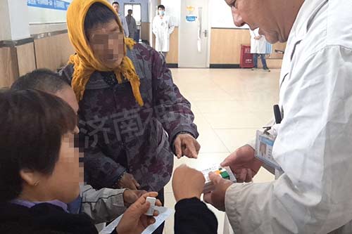 救助酒精依赖导致精神障碍的“破坏王”张兆金